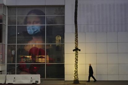 Un hombre pasa frente a un mural que reproduce la Mona Lisa de Leonardo da Vinci, en Beverly Hills (Estados Unidos).