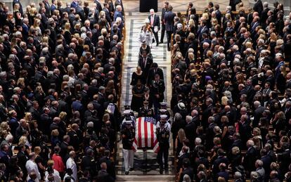 Miembros de la Guardia de Honor trasladan el féretro del senador después de la misa en la catedral de Washington.