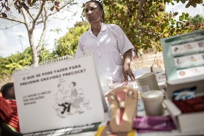 Fatima da Silva Cobre explica a unas 15 mujeres cómo poner los preservativos masculino y femenino y desmonta informaciones falsas y erróneas sobre el uso de anticonceptivos.