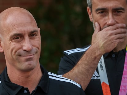 El presidente de la Federación Española de Fútbol, Luis Rubiales, junto al entrenador de la selección española, Jorge Vilda, este martes en Madrid.