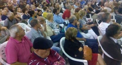 Vecinos de Cádiz, durante la asamblea del pasado 16 en una plaza de Cádiz.