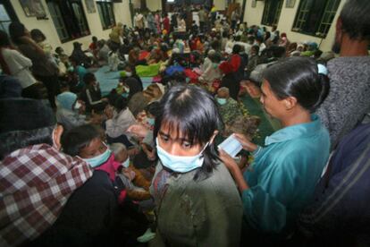 Evacuados por el volcán Merapi  esperan en un campamento instalado en Pakem, en la región de Yogyakarta, Indonesia.