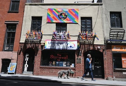 La sexta edición del <a href="https://2019-worldpride-stonewall50.nycpride.org/" target="_blank">World Pride (Fiesta Mundial del Orgullo Gay)</a> se celebra este año por todo lo alto en Nueva York. Porque fue en un bar neoyorquino, The Stonewall Inn, donde el colectivo LGBTI se rebeló contra una redada policial en la madrugada del 28 de junio de 1969, arrancando la lucha por sus derechos en Estados Unidos y, por extensión, en el mundo occidental. En 2019 se cumplen cincuenta años de aquellos disturbios, y la ciudad anuncia reivindicación, debate y <a href=" https://elviajero.elpais.com/elviajero/2019/05/30/actualidad/1559204895_336364.html" target="_blank">mucha fiesta durante el mes de junio.</a> Culminando todo con el gran desfile del día 30, que recorrerá la Quinta Avenida y acabará en Greenwich Village, pasando, cómo no, por el emblemático Stonewall Inn. En la image, el icónico bar neoyorquino The Stonwall Inn con una pancarta que conmemora los 50 años de los disturbios.