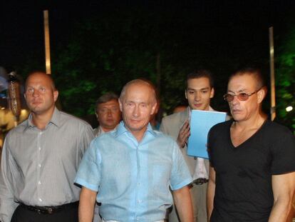 Vladímir Putin, en el balneario de Sochi con Jean-Claude van Damme, a la derecha.
