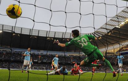 El defensa del Arsenal Per Mertesacker marca su gol al Manchester City