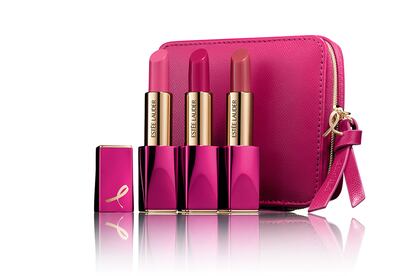 Pink Perfection Lipstick Set de Estée Lauder

En un estuche rosa reutilizable que incluye un espejo, este set de barras de labios incluye tres de los tonos más vendidos de la línea de Pure Color Envy: Powerful, Tumultuous Pink y Rebellious Rose. Cada uno se presenta en una edición limitada en rosa metalizado con un detalle del lazo en dorado. Su precio es de 50 € y se dona el 100% de los beneficios a la lucha contra el cáncer de mama.