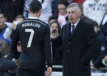 Ancelotti consuela a Cristiano tras su expulsión.