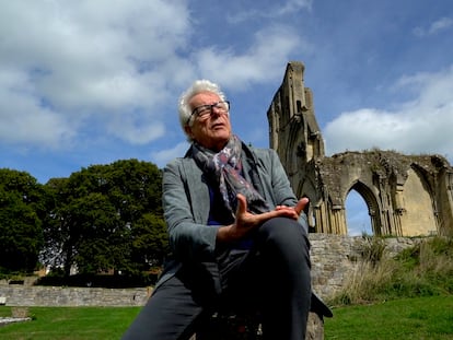 Ken Follett en un video promocional de 'Las tinieblas y el alba'.