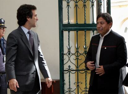 El canciller colombiano, Jaime Bermúdez (izquierda), recibe a David Choquehuanca ayer en Bogotá.