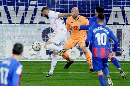 Benzema marca el primer gol contra el Eibar en Ipurua este domingo.
