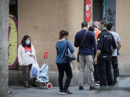 Colas de usuarios de la oficina de Asuntos Sociales del Ayuntamiento de Barcelona en el Barrio del Raval.