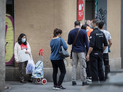 Colas de usuarios de la oficina de Asuntos Sociales del Ayuntamiento de Barcelona en el Barrio del Raval, en 2020.