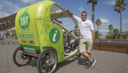 Roberto Pert&iacute;&ntilde;ez, junto a un Trixi, en el paseo mar&iacute;timo de Barcelona. 