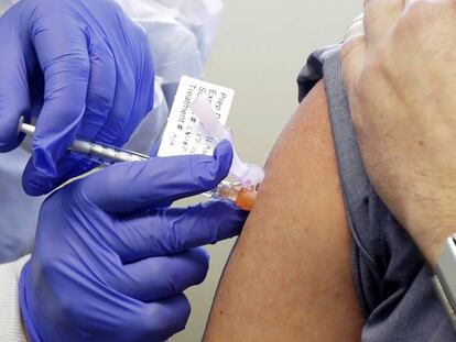Un paciente recibe una vacuna durante un ensayo clínico en Seattle (EE UU), en marzo. 