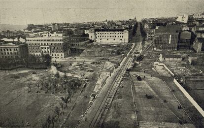 Plaza de España después de la Guerra Civil. La zona resulta casi irreconocible sin la presencia imponente de la Torre de Madrid (que se ubicaría en la parcela junto al edificio que se aprecia a la izquierda) y, al otro lado de la calle, el Edificio España.