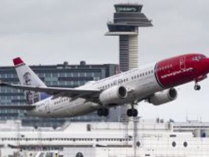 Un avi&oacute;n de Norwegian despega en el aeropuerto sueco de Arlanda.