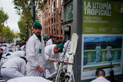 Unos soldados se preparan para el desfile de la Fiesta Nacional, este sábado en Madrid.