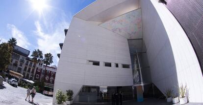 Fachada del Centro Federico Garc&iacute;a Lorca en Granada.