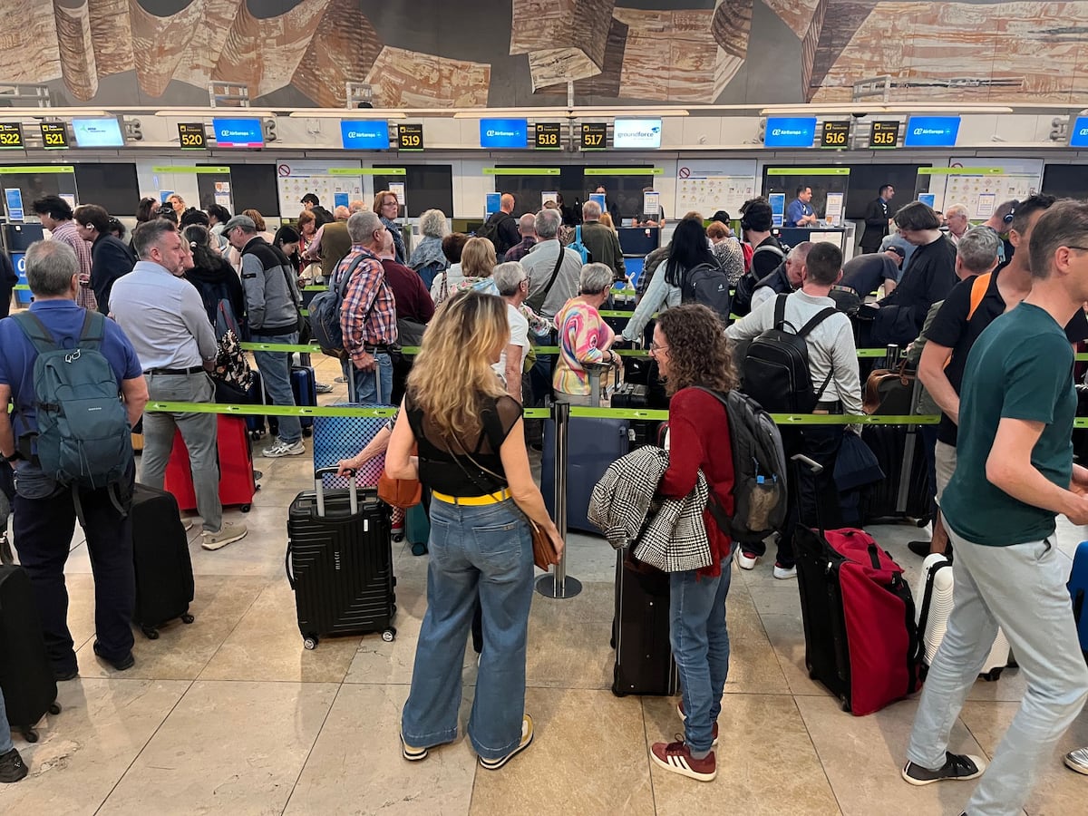 La huelga del personal de seguridad causa largas colas en Barajas