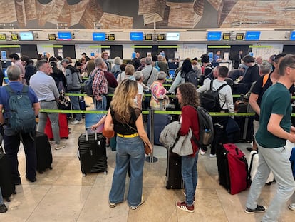 Colas en los mostradores de Barajas, en la T2, durante el apagón.