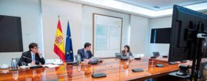 El presidente del Gobierno, Pedro Sánchez (c), el ministro de Sanidad, Salvador Illa, y María José Sierra, del Centro de Coordinación de Alertas y Emergencias Sanitarias, durante la reunión del Comité Científico.