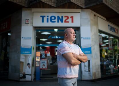 José, encargado de una tienda de electrodomésticos en Madrid.