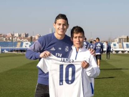 Johan Alexis Ramírez Castro com seu ídolo, James.