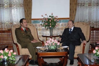 Khamis Muamar Gadafi (izquierda) conversa con el presidente argelino Bouteflika (Foto:Presidencia Argelina)