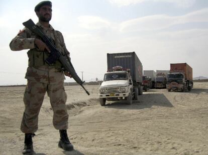 Un soldado paquistaní protege un convoy con provisiones para las fuerzas de la OTAN en Afganistán.