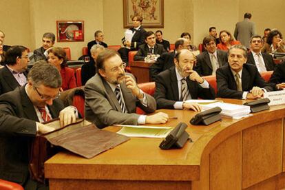 José Blanco, Álvaro Cuesta, Alfredo Pérez Rubalcaba y Diego López Garrido, en primera fila, junto a otros diputados del PSOE.