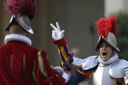 Un recluta jura su cargo como miembro de la Guardia Suiza en la ceremonia anual que se celebra cada 6 de mayo en el Vaticano.