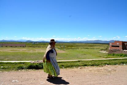 Una vecina de la población aymara de Huacullani. En el pueblo los mayores no hablan castellano, a lo sumo lo entienden, y tienen arraigadas una suerte de costumbres y tradiciones que, en ocasiones, complican la tarea de los profesionales sanitarios.