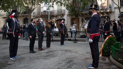 Ofrenda floral al monumento de Rafael de Casanova de  miembros del Gobierno encabezado por el presidente Quim Torra.