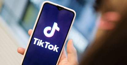 Logo TikTok en un móvil.