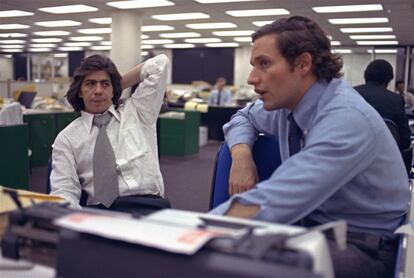 Bob Woodward (derecha) y Carl Bernstein, en la oficina del 'Washington Post' el 7 de mayo de 1973.