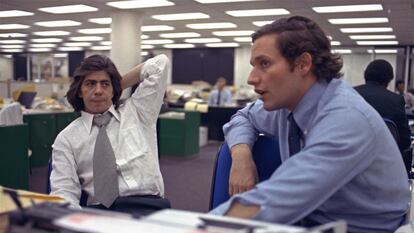 Carl Bernstein (izquierda) y Bob Woodward, en la redacción de 'The Washington Post', en 1973.