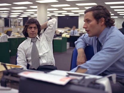 Carl Bernstein (izquierda) y Bob Woodward, en la redacción de 'The Washington Post', en 1973.