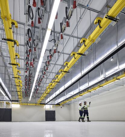 Trabajadores de Hochtief en un centro de datos.