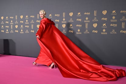 Belén Rueda jugó con su capa para hacer una gran entrada en la alfombra.