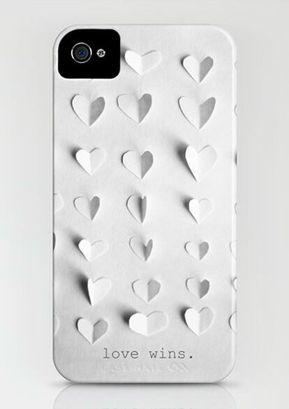 Sí, tengo novio
	Tanta página de contacto, tanta aplicación de iPhone para ligar... hace que se piense mal de quien observa con atención la pantalla de su smartphone. Las fundas de corazones de Society 6, además de un regalo estético, marcan el territorio.