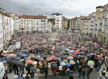 Cientos de ciudadanos se han concentrado en protesta contra ETA en la plaza de la Virgen Blanca de Vitoria.