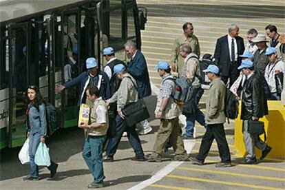 Los inspectores de la ONU suben a un autobús en el aeropuerto de Bagdad, ayer.