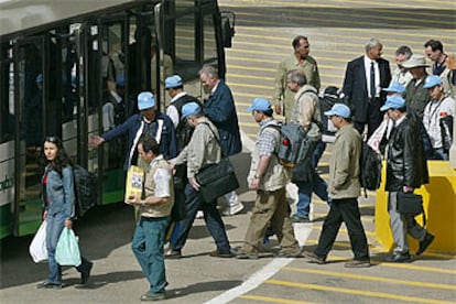 Los inspectores de la ONU suben a un autobús en el aeropuerto de Bagdad, ayer.