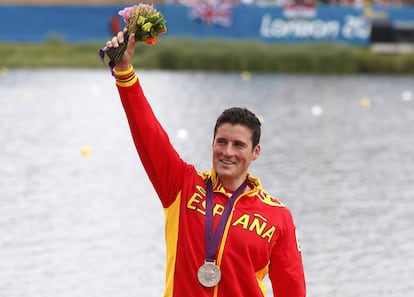 El trabajo daría sus frutos. El español David Cal celebra en el podio la medalla de plata conseguida en la prueba C1-1000 durante los Juegos Olímpicos de Londres 2012, el 8 de agosto de 2012.