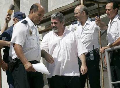 La policía acompaña al senador Yahya tras el juicio celebrado contra él en julio pasado en Melilla.