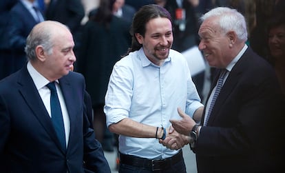 Pablo Iglesias, entre Jorge Fernández Díaz y José Manuel García-Margallo en la gala de entrega de los Premios Ortega y Gasset.