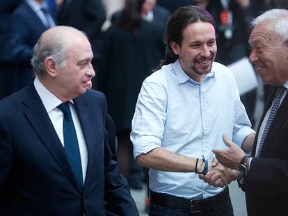 Pablo Iglesias, entre Jorge Fernández Díaz y José Manuel García-Margallo en la gala de entrega de los Premios Ortega y Gasset.