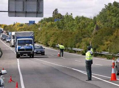 La Guardia Civil controla la entrada de camiones a Madrid por la A-4 a la altura de Casarrubios.