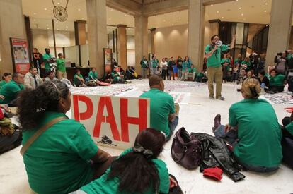 Un centenar de activistas de la PAH ocupan la sede central de Catalunya Caixa en Barcelona.