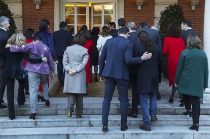 Los miembros del Gobierno suben las escalinatas de La Moncloa antes de la reunión de su primer Consejo de Ministros, el 14 de enero.